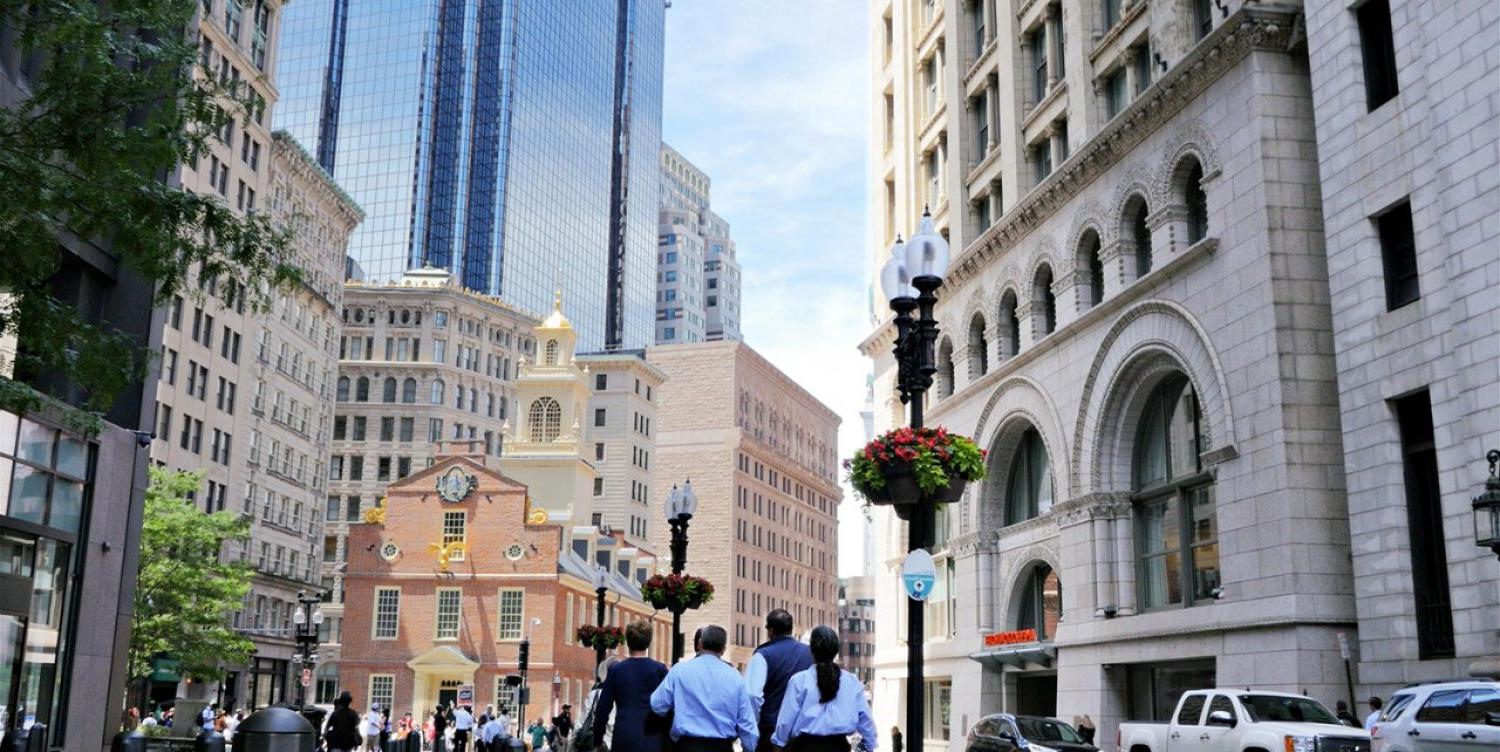 来自BC的一群人在波士顿市中心散步.