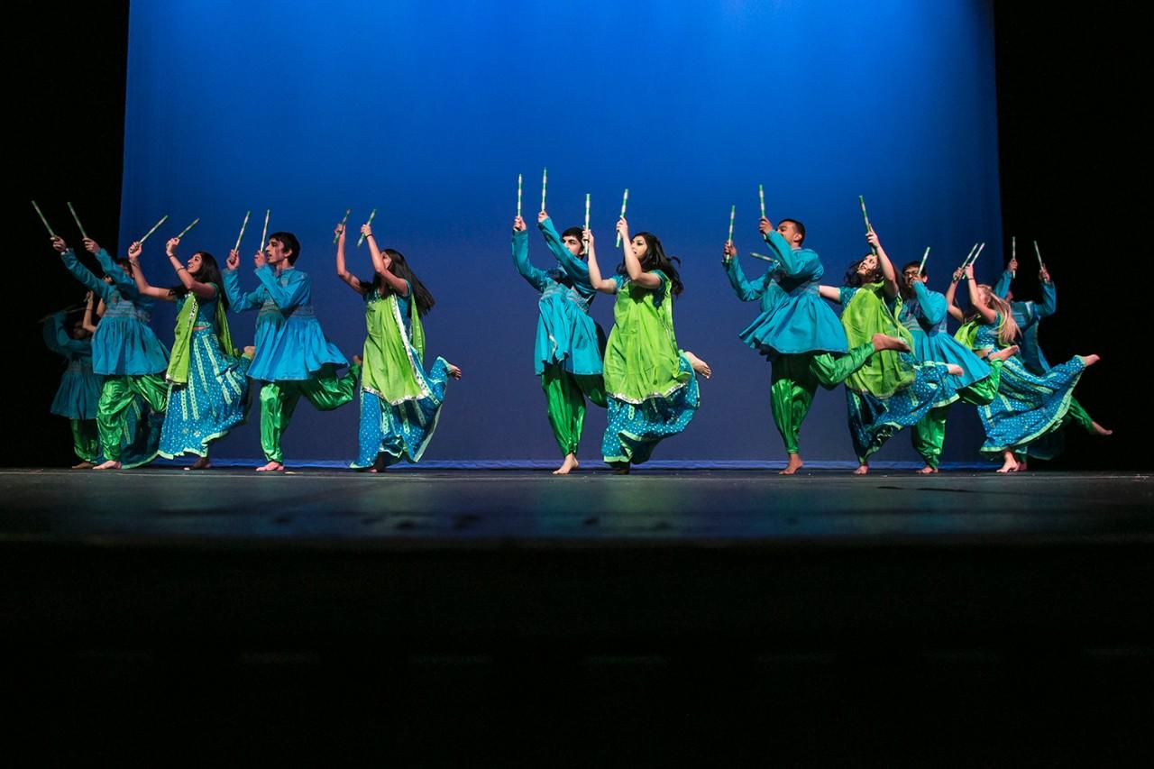2月8日, 2014 - The South Asian Student Association presents its 17th Annual 文化 Show, Apna Zamana "It's Our Time". Garba Dance